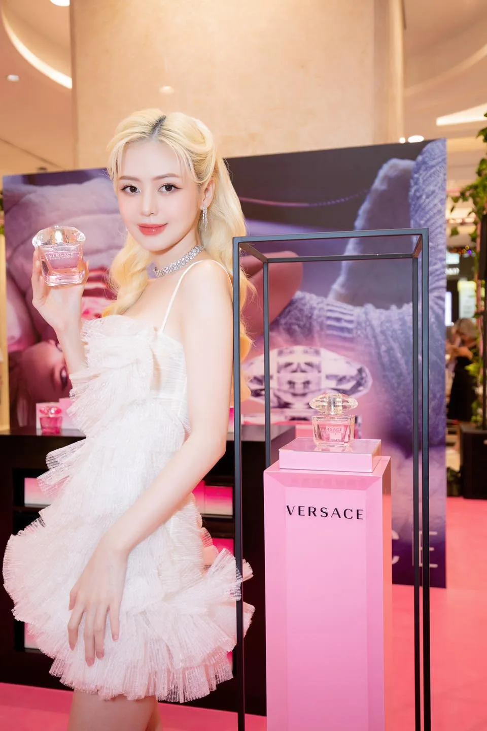 Nữ ca sĩ Liz Kim Cương tại Versace Nữ ca sĩ Liz Kim Cương tại sự kiện