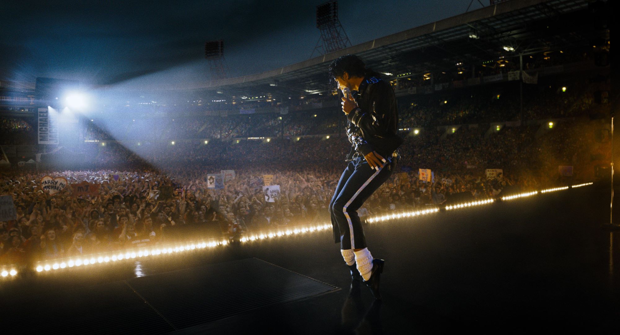 Jaafar Jackson trong vai diễn Michael Jackson đang biểu diễn trên sân khấu