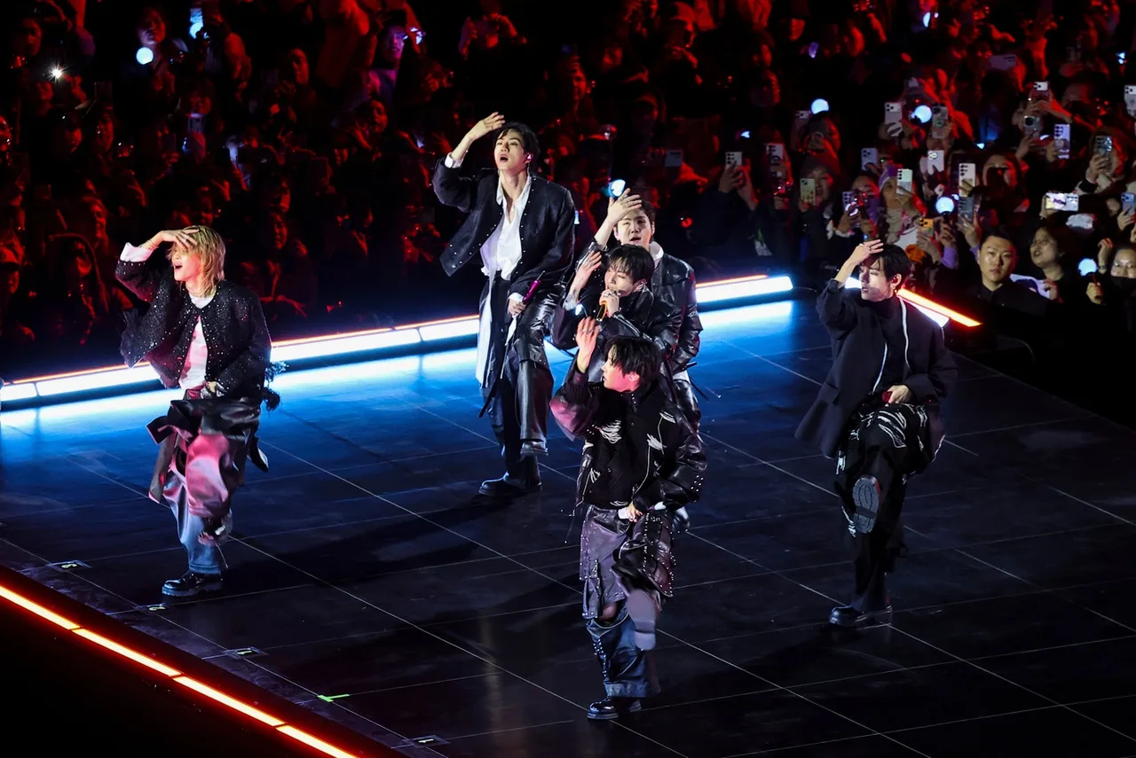 các thành viên BTS trên sân khấu trình diễn tại concert