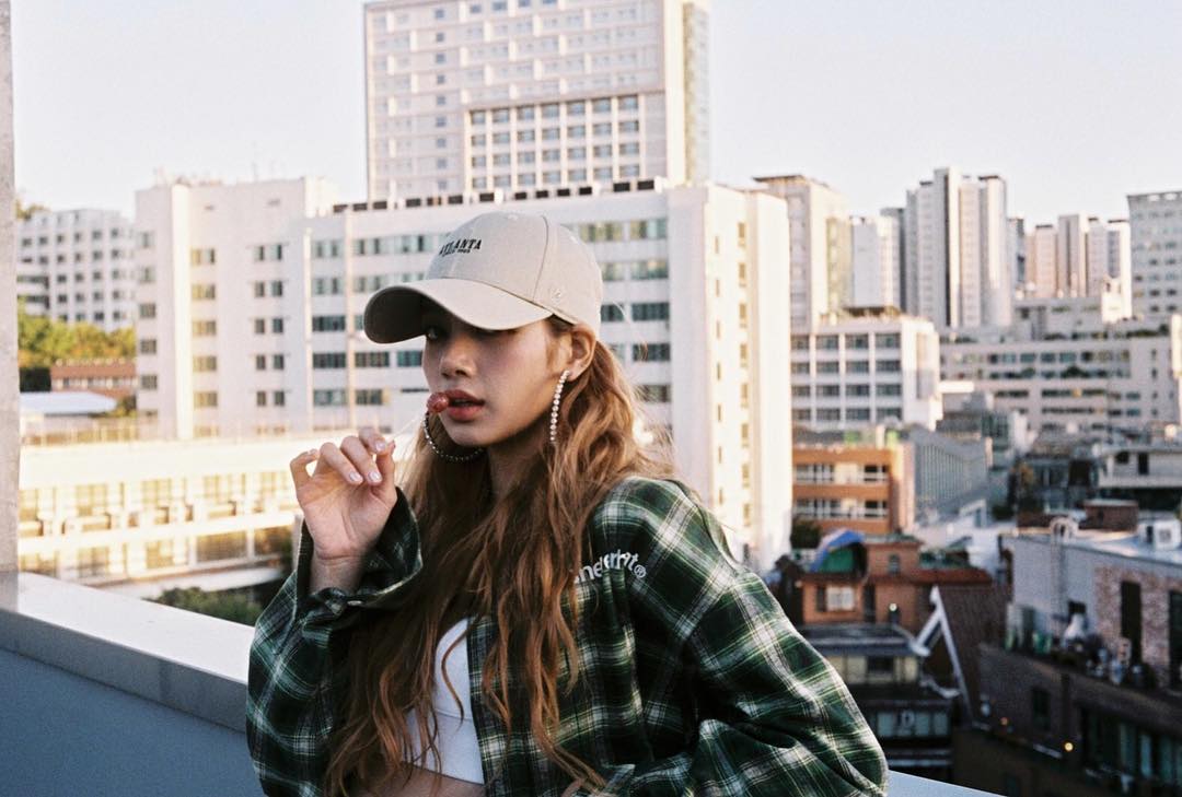 Lisa phối đồ streetwear với mũ lưỡi trai màu be