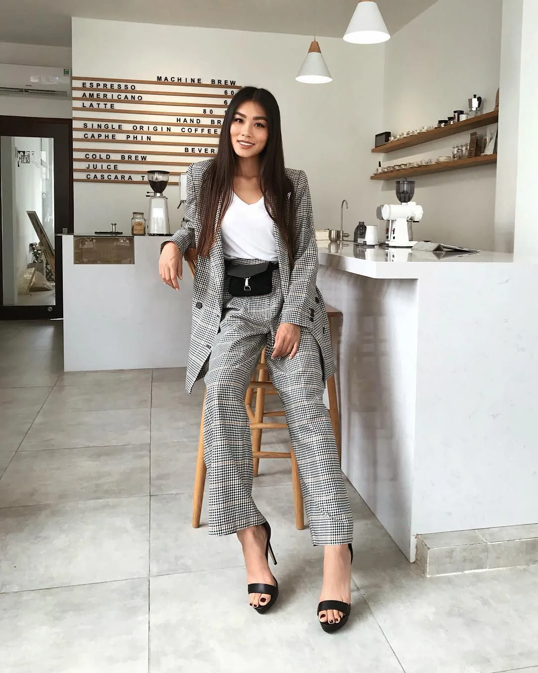 cách phối màu bộ suit xám kẻ sọc thaonhile