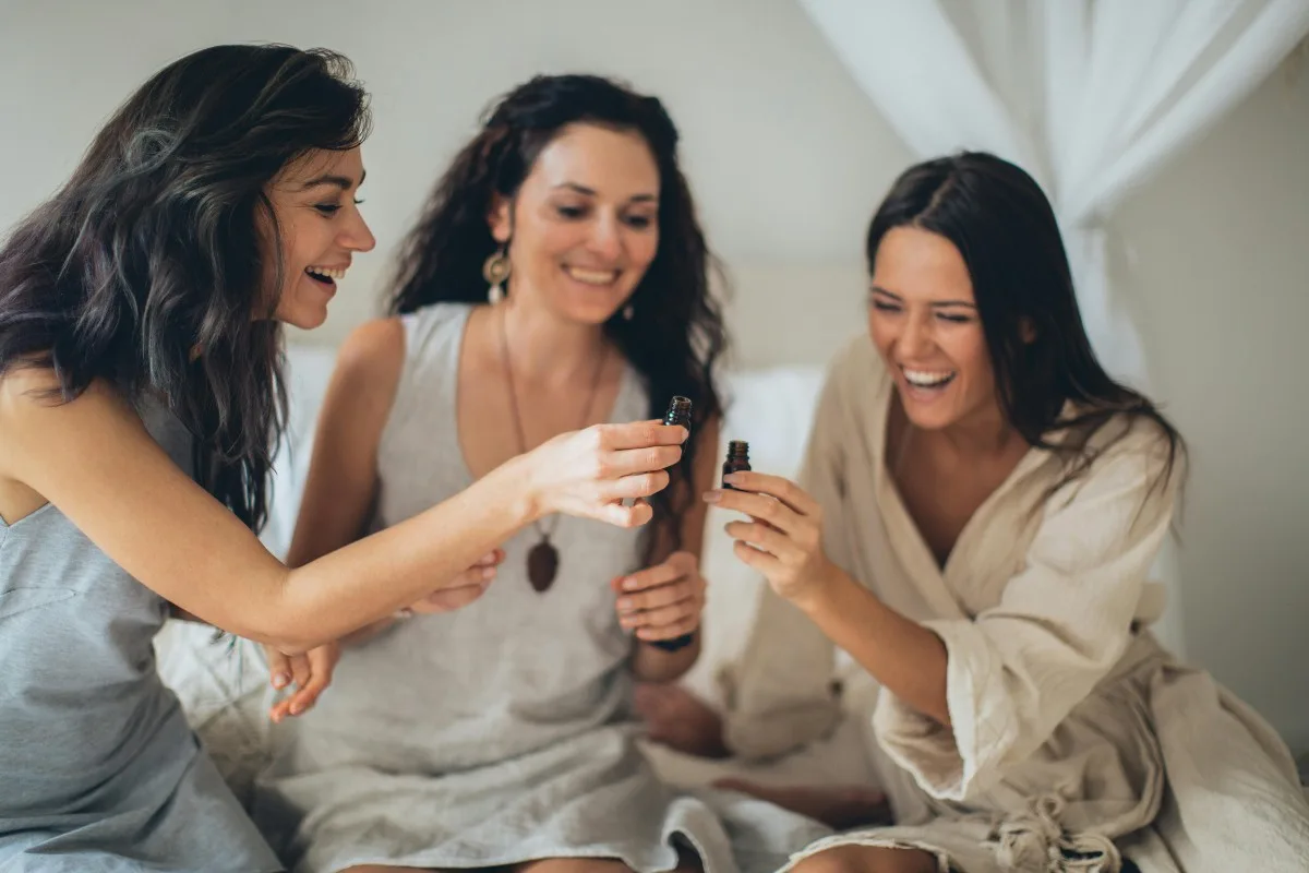 Ba cô gái trò chuyện vui vẻ về cách sử dụng tinh dầu