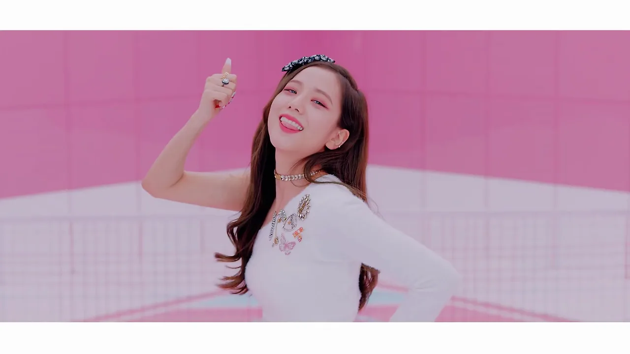 Jisoo blackpink đeo huy hiệu cài áo trong mv ice cream