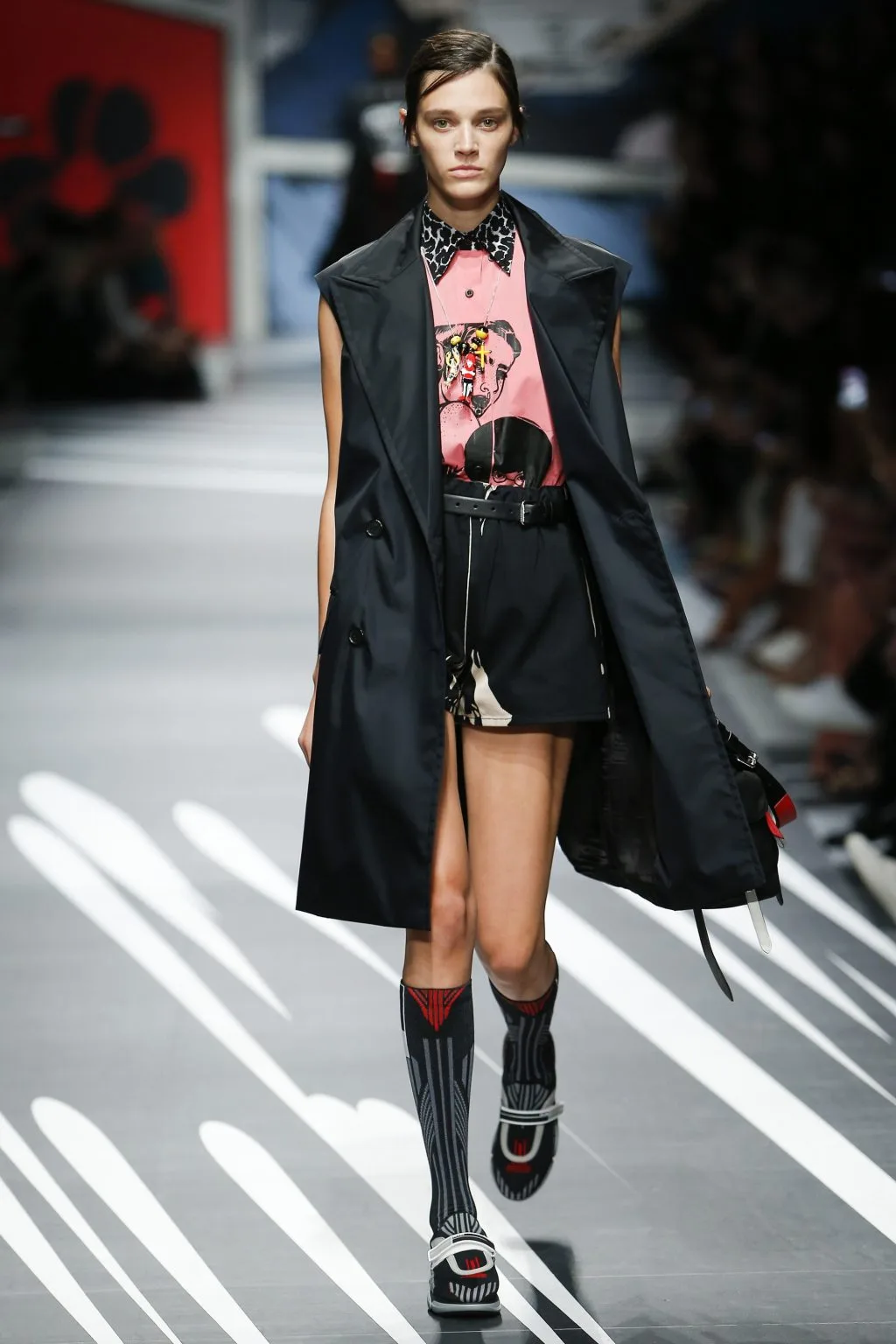 Prada Ready-to-wear Xuân 2018: Tính nữ được suy tôn bởi sự mạnh mẽ và náo nhiệt Prada Ready-to-wear Xuân 2018: Tính nữ được suy tôn bởi sự mạnh mẽ và náo nhiệt