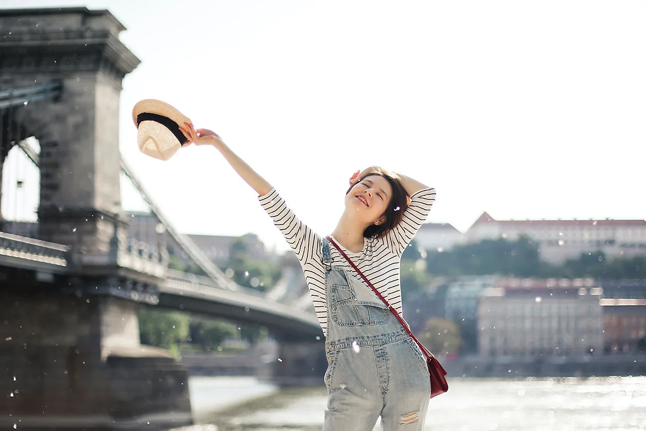 cung hoàng đạo cô gái cầm mũ Pexels / Jessica Ticozzelli