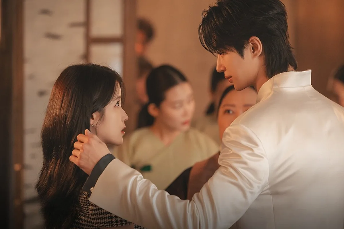 Chemistry của Byeon Woo Seok và IU trong Perfect Crown