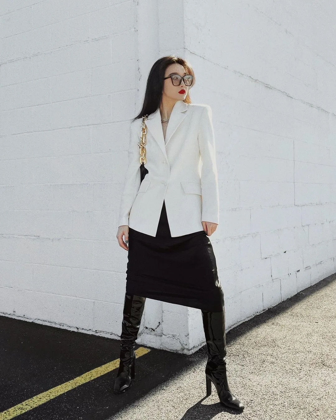 váy đen lụa phối blazer trắng
