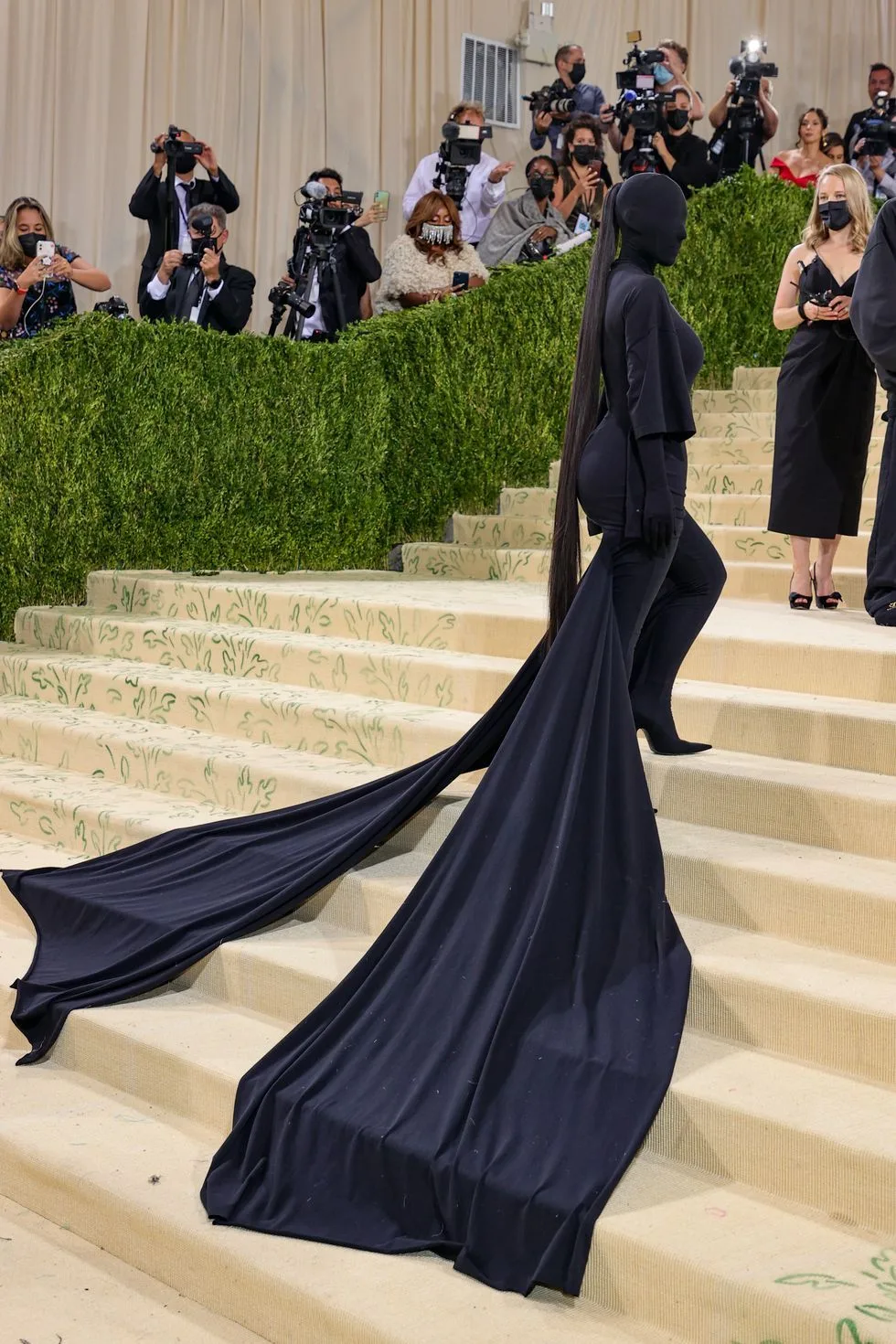 thiết kế Balenciaga đen che kín trên thảm đỏ