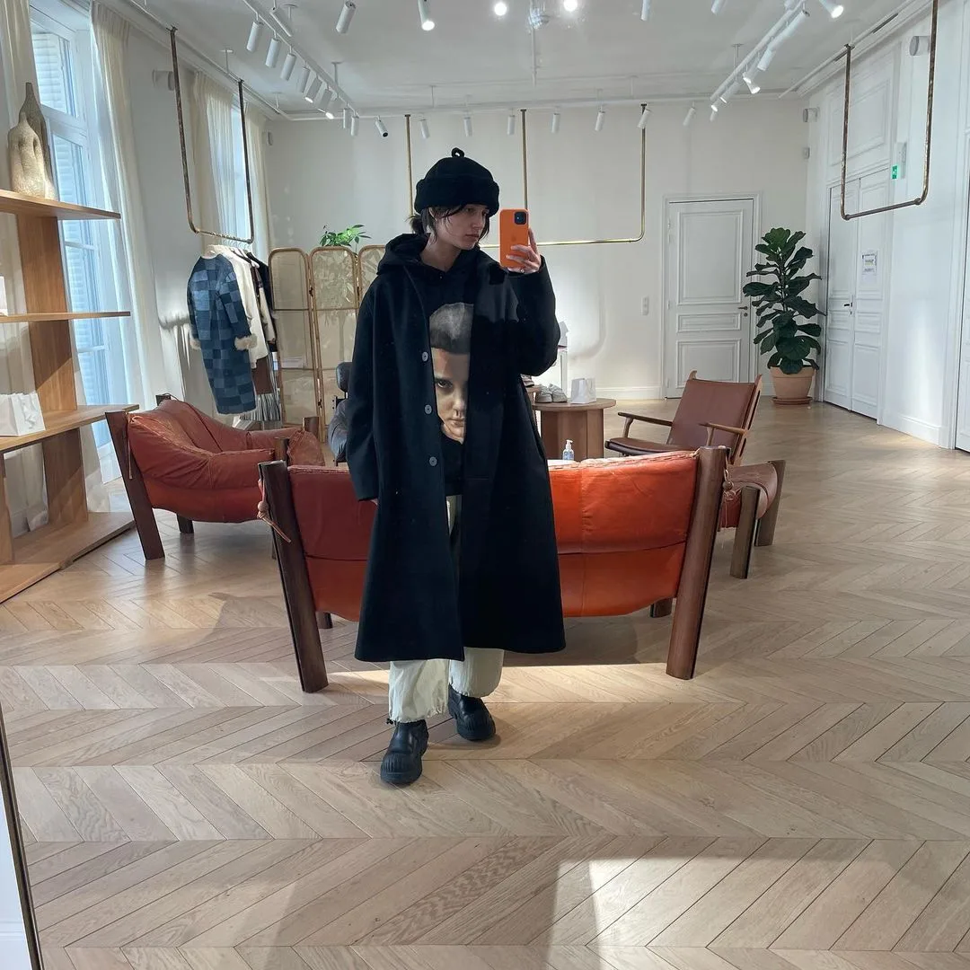 smile 2 Naomi Scott diện trench coat đen