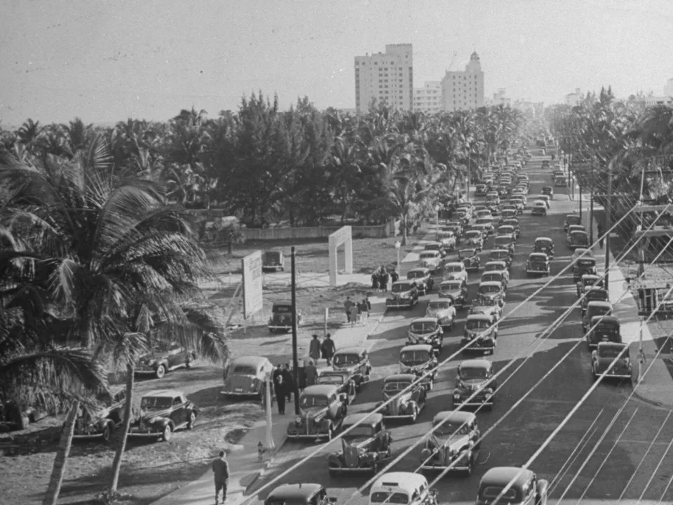 Giao thông trên đại lộ Collins Ave.