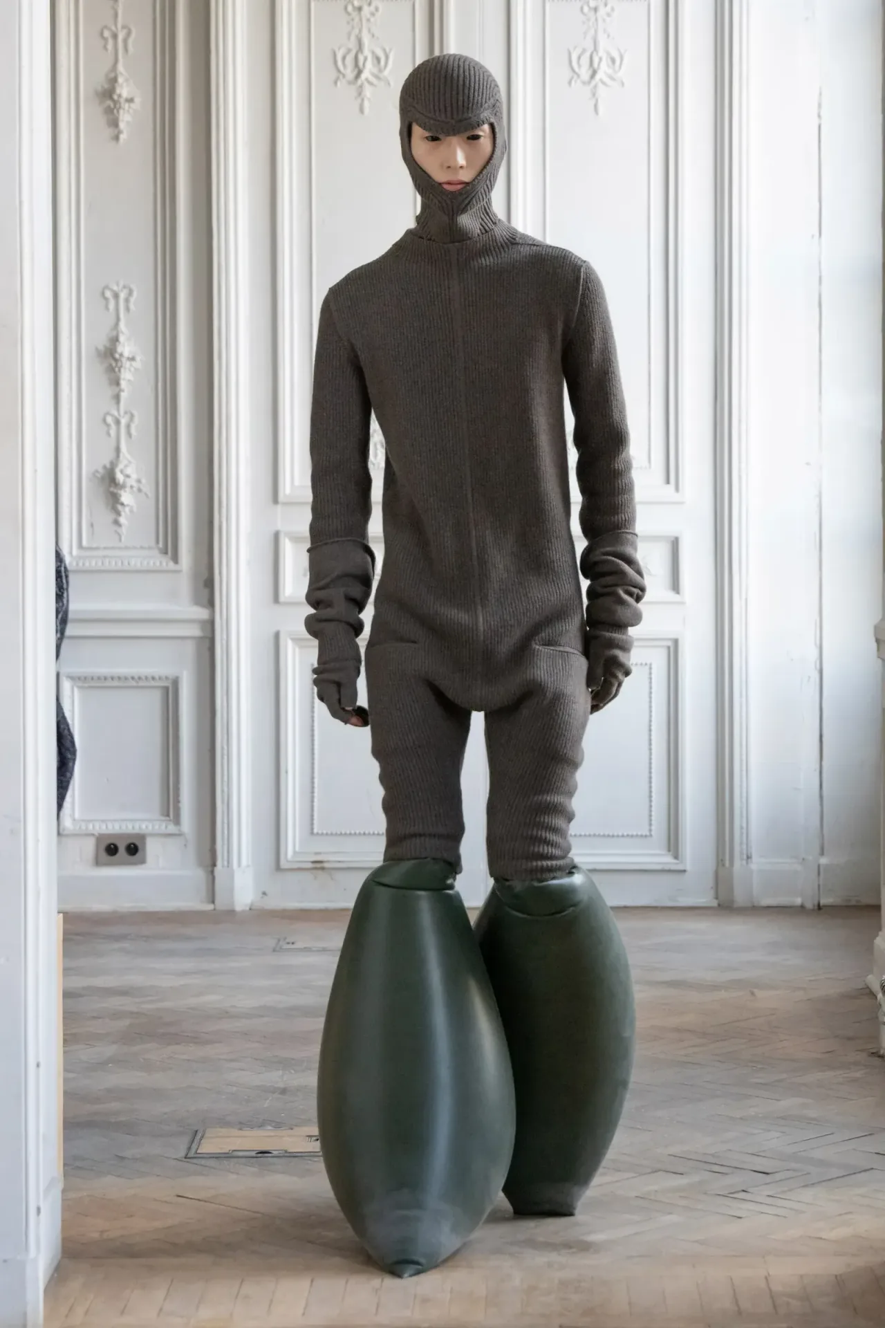 Rick Owens giới thiệu mẫu boots latex phồng cỡ lớn