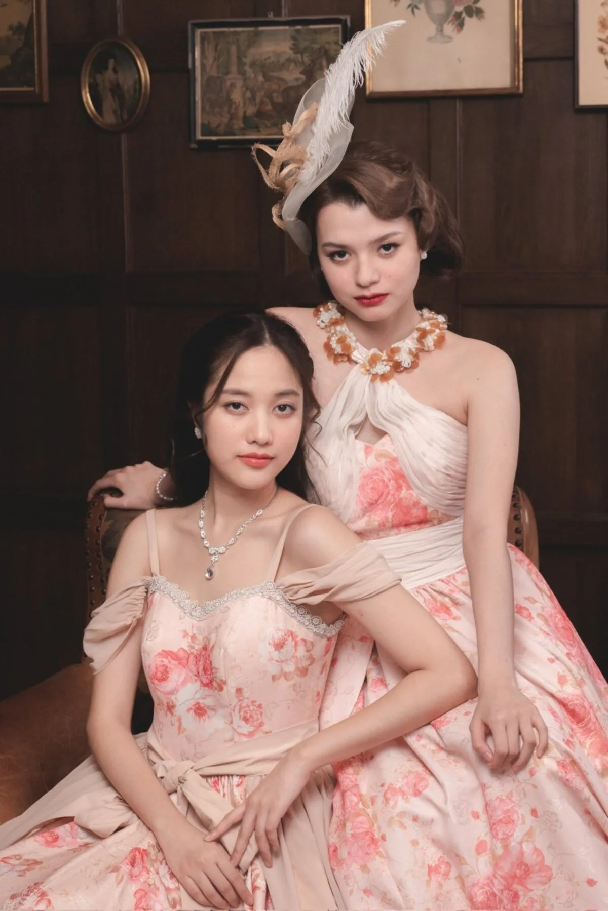 Becky trong vai công chúa Anin, Freen trong vai tiểu thư Pin.