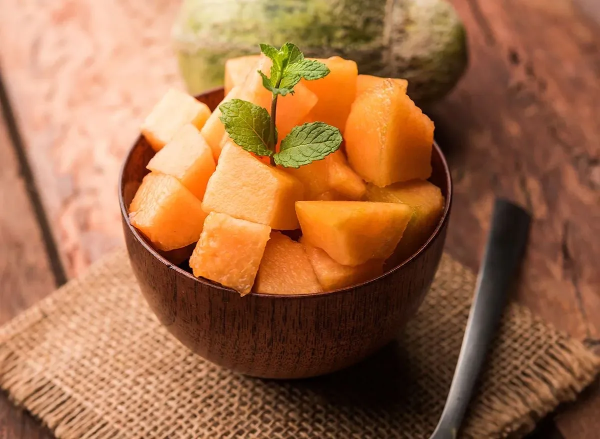 Dưa lưới được thái viên ngon miệng trong bát.