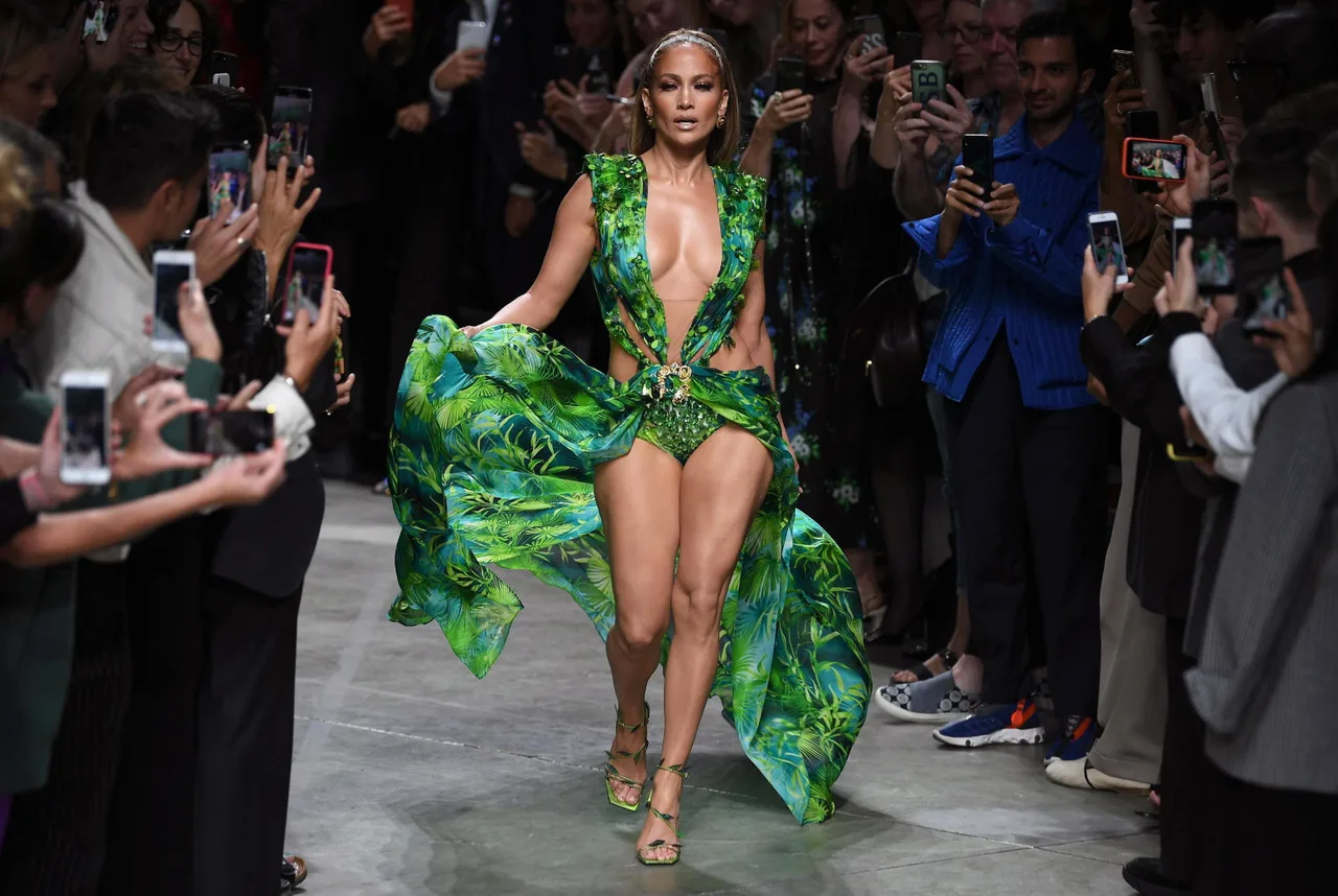 Thời trang thảm đỏ Jennifer Lopez 2020