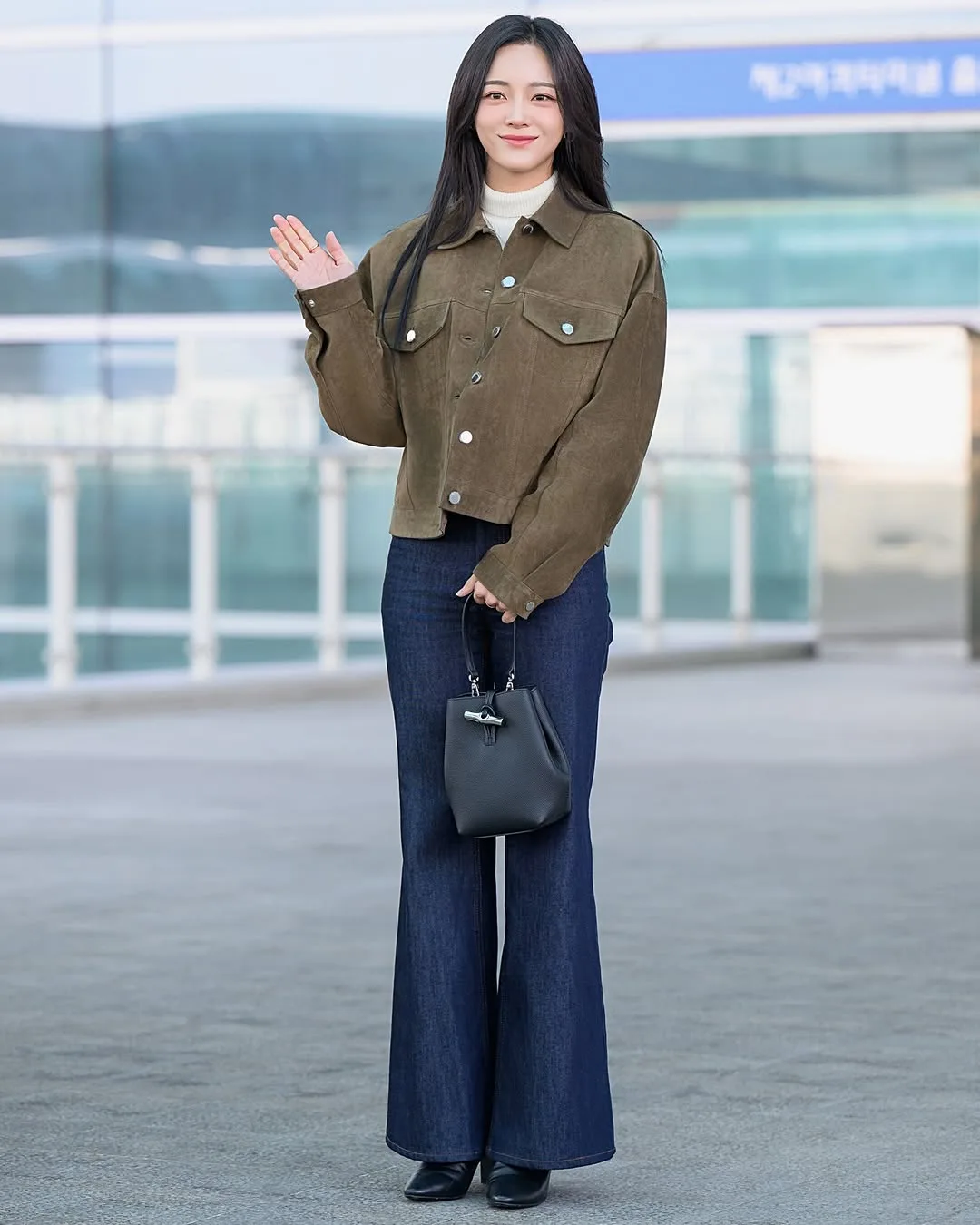 Quần jeans ống loe tôn đường cong, mang đậm hơi thở Retro quyến rũ.