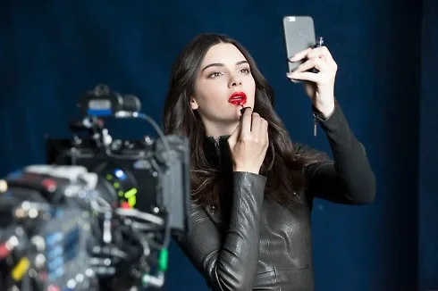 Cô em út xinh đẹp Kendall Jenner của gia đình Kardashian đình đám, cục cưng trên Instagram với hơn 30 triệu người theo dõi, trong video clip cho Envy Lip Potion đã mang đến một tuyên ngôn về cá tính chỉ với bờ môi mọng đẹp.