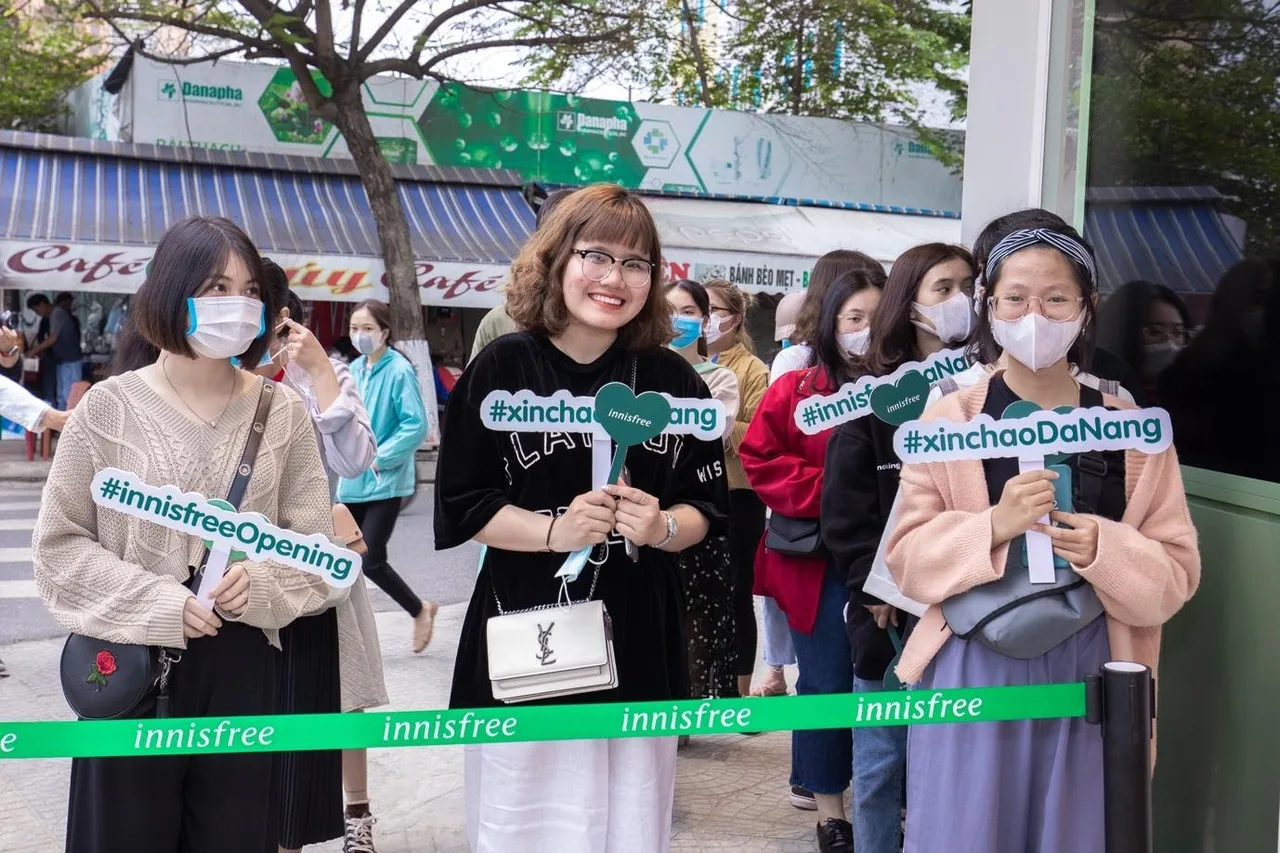Các tín đồ làm đẹp xếp hàng đông đúc tại buổi khai trương cửa hàng innisfree.