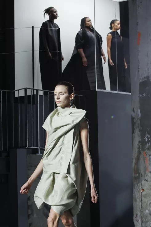 Bên cạnh yếu tố gây sốc, Rick Owens còn giới thiệu BST sáng tạo, mang tính chất tương lai trong phom dán