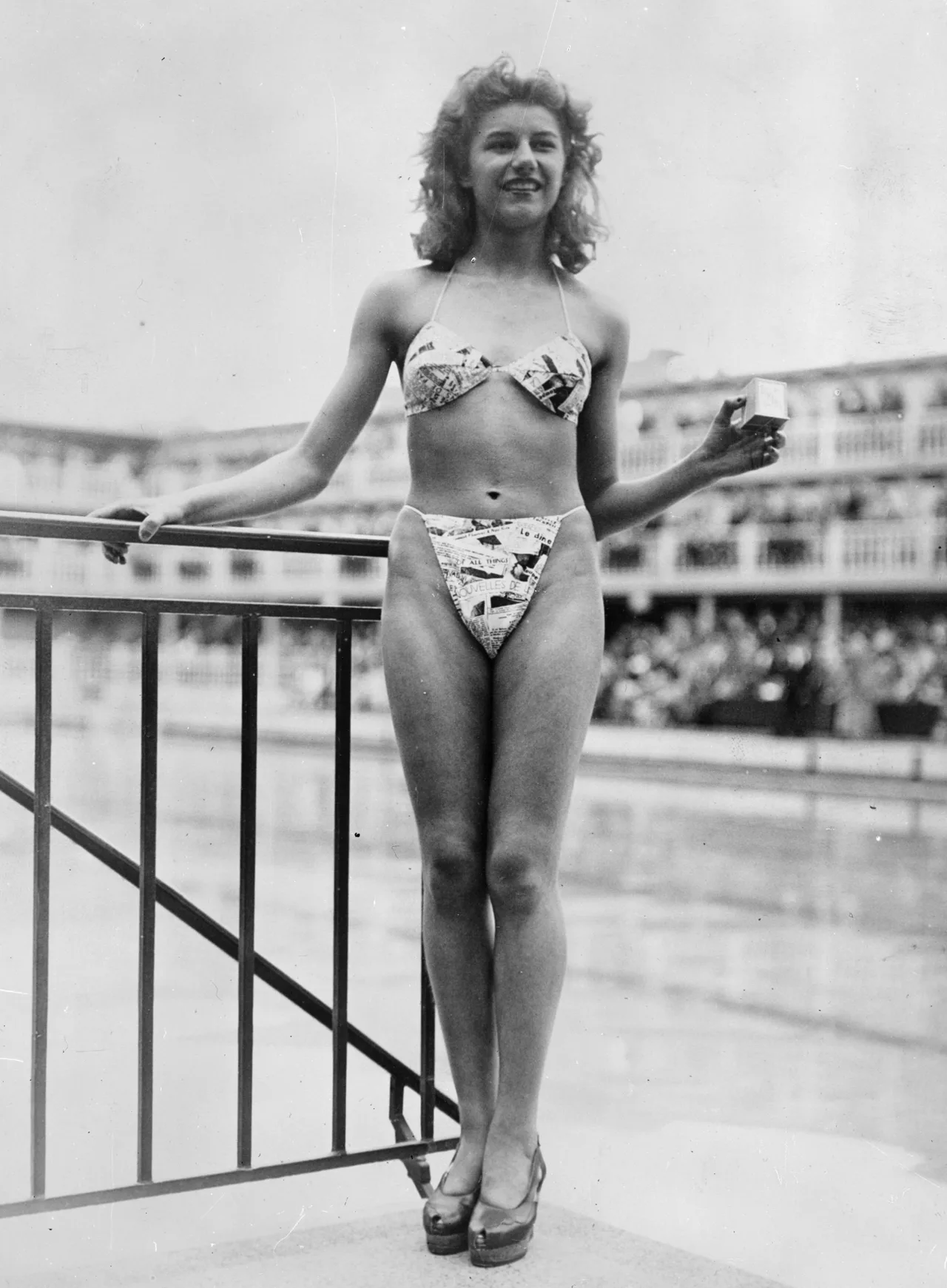 bộ bikini hai mảnh đầu tiên ntk louis reard 1946