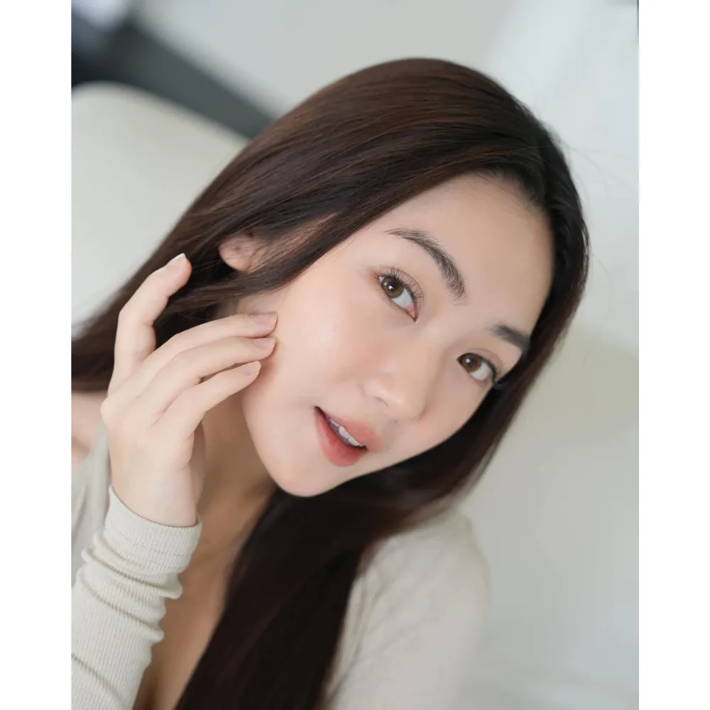 Beauty blogger Chloe Nguyễn tạo dáng với làn da căng mịn.