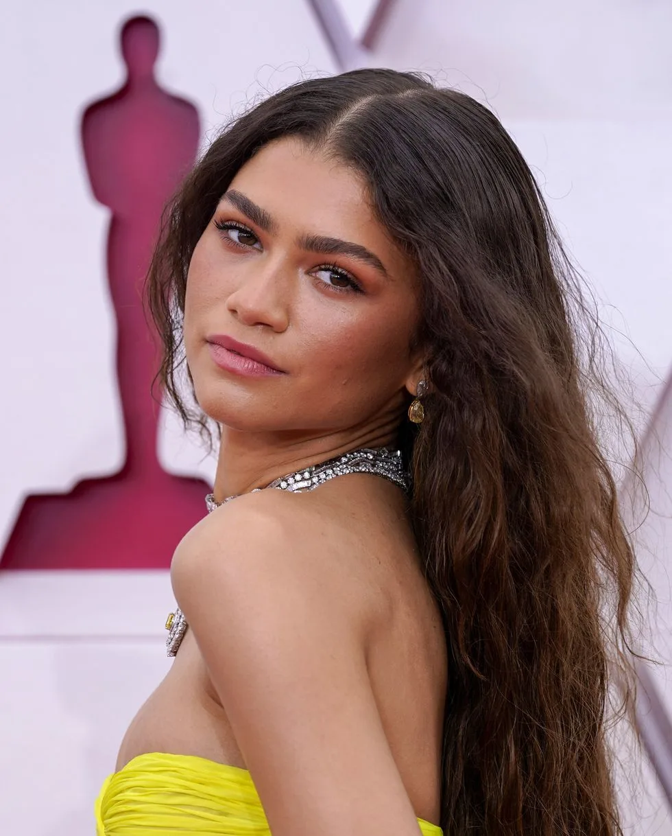 trang điểm và làm tóc chiếm sóng oscar 2021 - zendaya trang điểm và làm tóc chiếm sóng oscar 2021 - zendaya