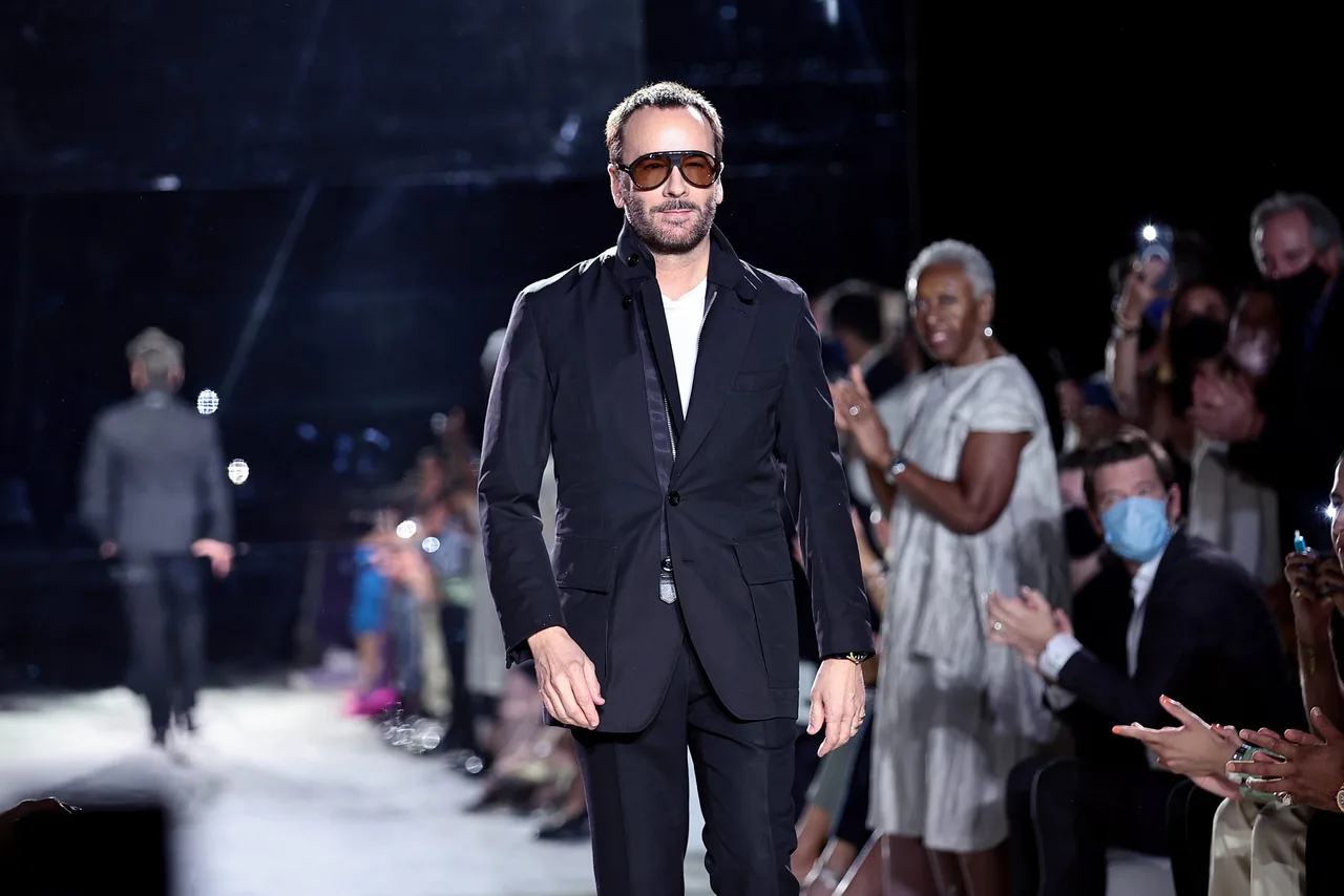 Phong thái sắc sảo và lịch lãm của Tom Ford, người đặt nền móng cho tư duy lãnh đạo chiến lược.