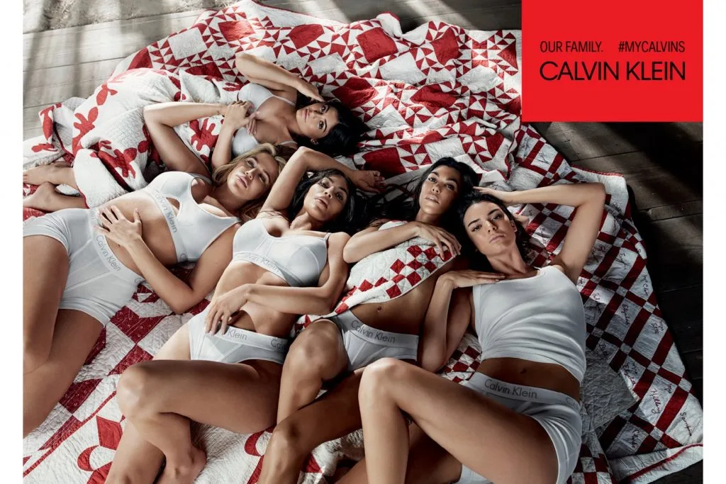Chị em Kim Kardashian kẻ khoe người giấu bụng bầu trong bộ ảnh của Calvin Klein Chị em Kim Kardashian kẻ khoe người giấu bụng bầu trong bộ ảnh của Calvin Klein