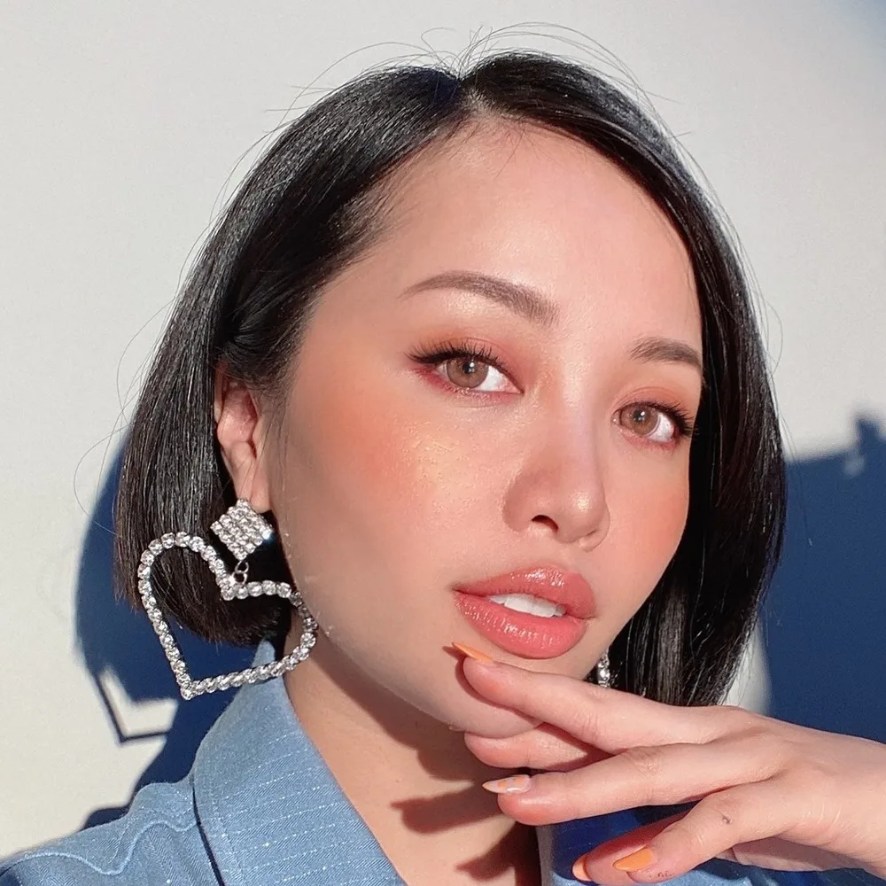 Beauty blogger đình đám chú trọng bước làm sạch và bổ sung độ ẩm bằng các sản phẩm nước cân bằng, lotion và mặt nạ. Ảnh: Instagram Michelle Phan. dưỡng da từ youtuber