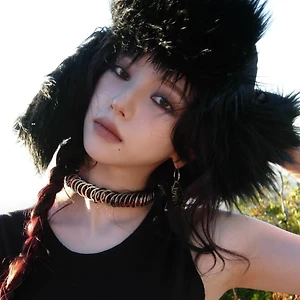 4 cách phối đồ cùng mũ lông Ushanka sành điệu như những cô gái Nga