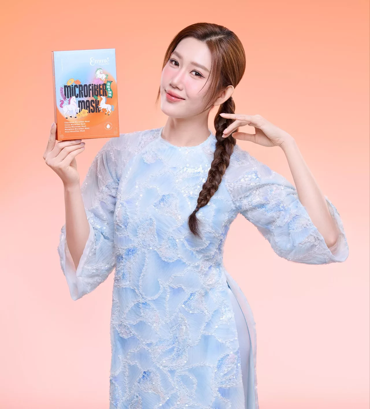 cô gái cầm hộp Emmié by Happy Skin Microfiber Mask