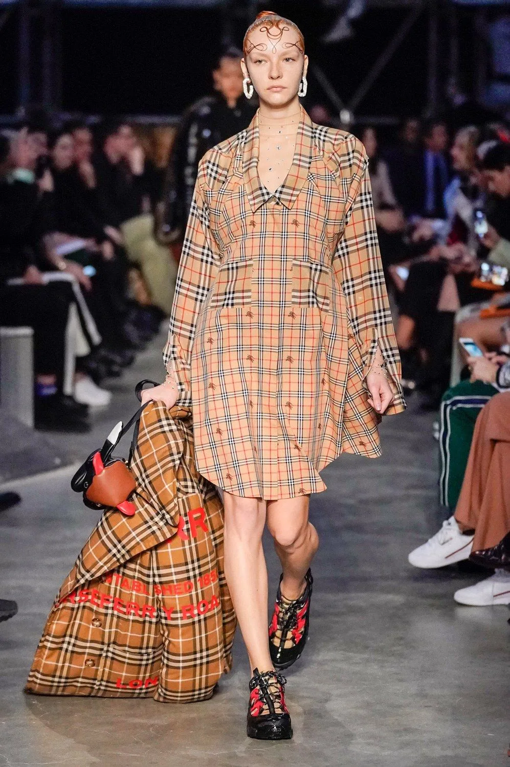 Đầm cơ bản xu hướng tartan trên sàn diễn Burberry