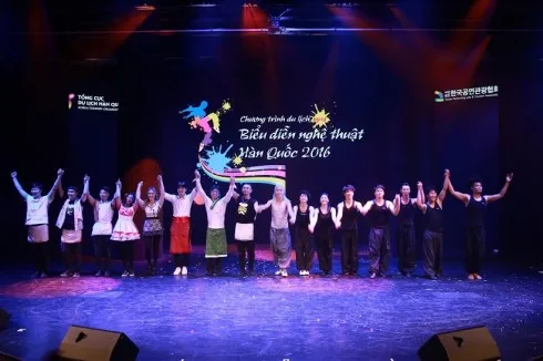 Trong chương trình lần này, Tổng cục Du lịch Hàn Quốc tại Việt Nam mang đến 8 đoàn nghệ thuật nổi tiếng Hàn Quốc bao gồm Bibab, Jump, Sachum, Drumcat, Kung Festival, Fire Man, Pang Show, Fantastic.