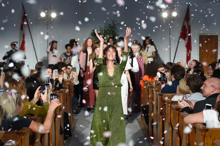 Đã đến lúc gọi Alexa Chung là nhà thiết kế thời trang? Đã đến lúc gọi Alexa Chung là nhà thiết kế thời trang?