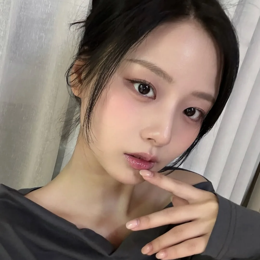 cô gái với làn da căng bóng