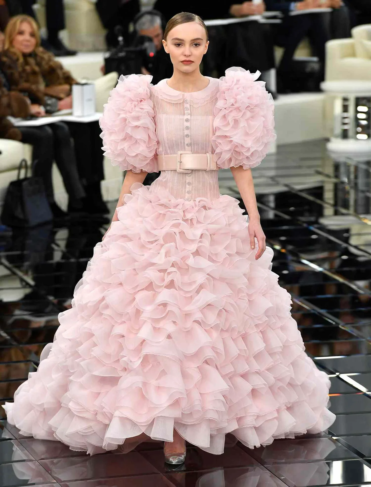 lily rose depp chanel hồng
