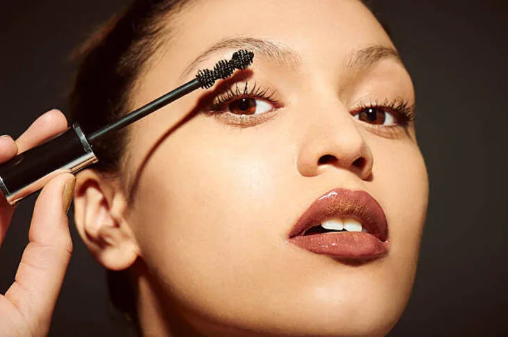 Phong cách trang điểm Mascara Cocktail không khó để tự thực hiện tại nhà. Ảnh: Getty Images. Phong cách trang điểm Mascara Cocktail không khó để tự thực hiện tại nhà. Ảnh: Getty Images.