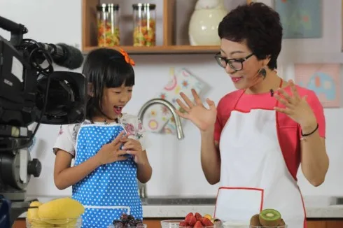 2.Bé Gạo Nếp- Con gái của ca sĩ Thái Thùy Linh là một khách mời nhí của chương trình Nấu nướng thật là vui!”