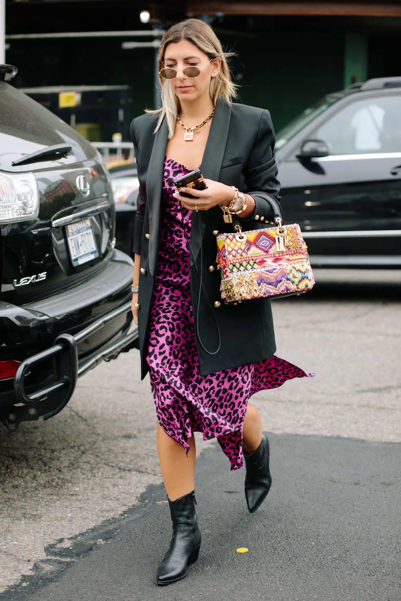 phối đồ với slip dress da báo và áo khoác blazer