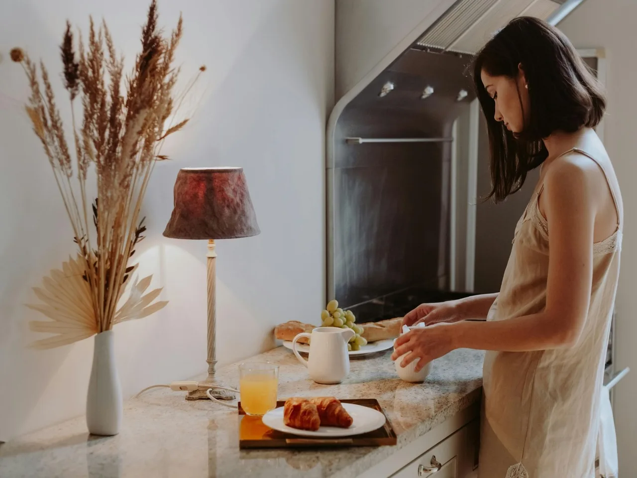 Cô gái tìm kiếm phương hướng cho chính mình.