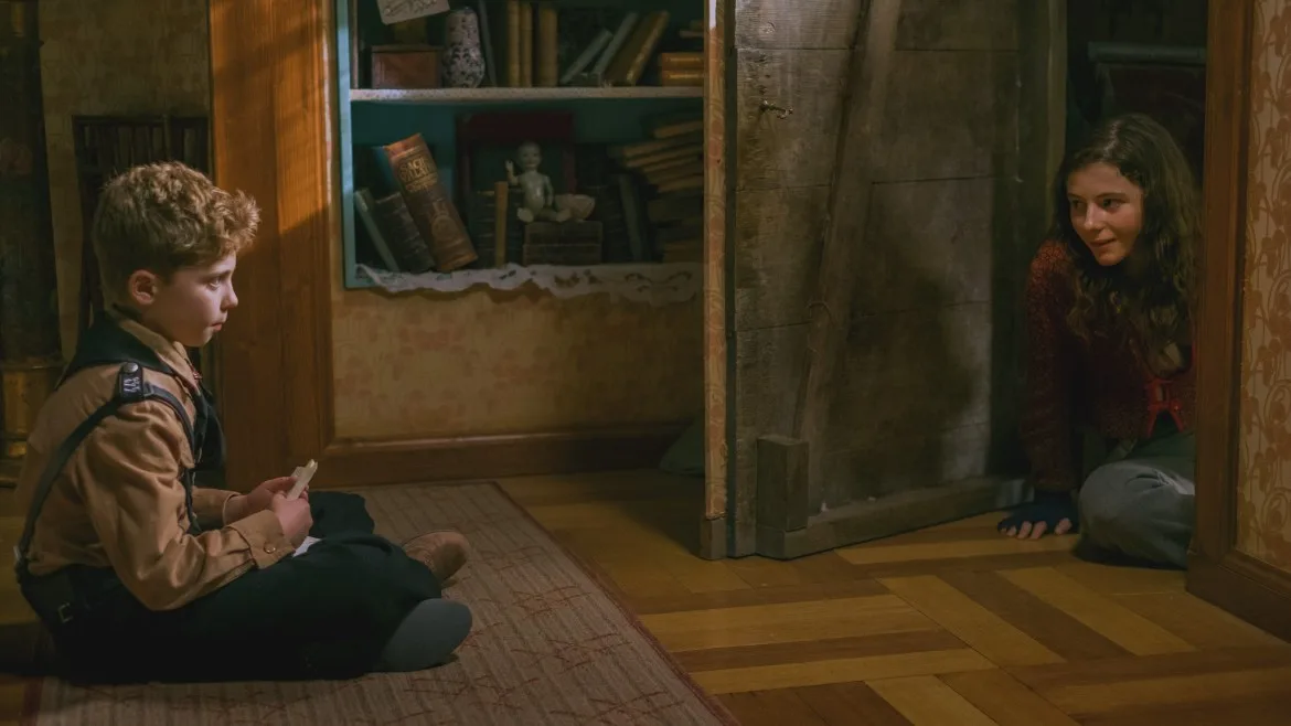 jojo rabbit ngồi trước elsa