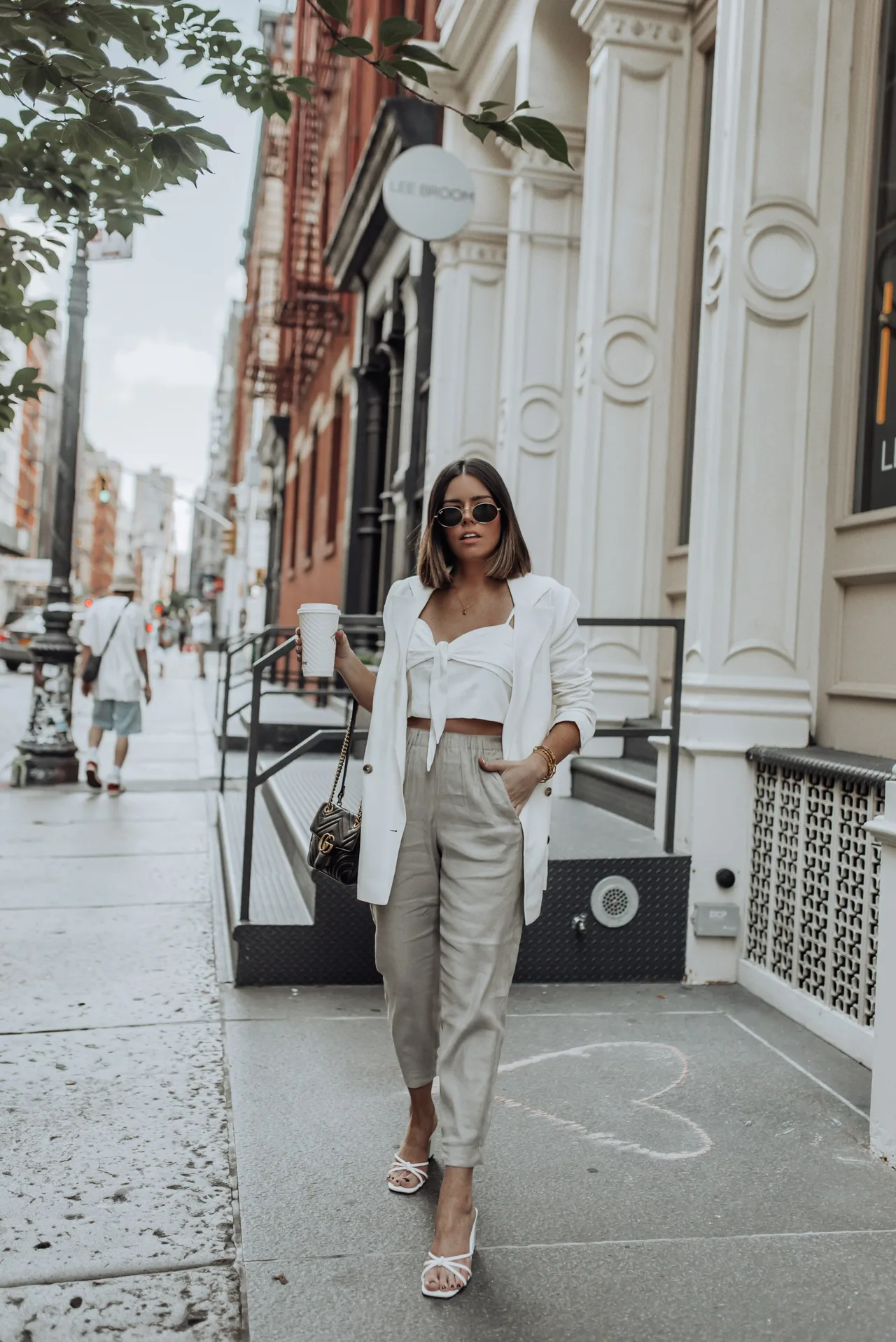 Cô gái mặc quâng baggy linen và áo crop-top trắng