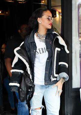 RIHANNA mang túi Girl CHANEL bằng da màu đen tại Paris