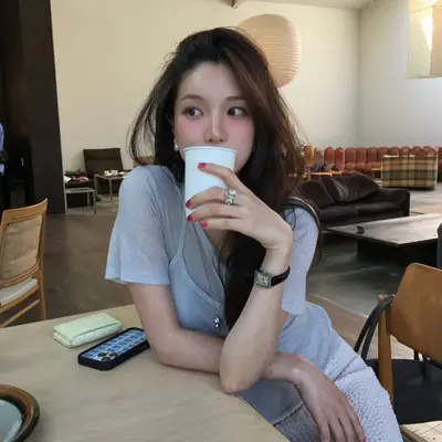 cô gái đang uống cốc nước