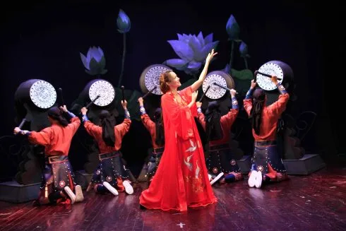Vở diễn mang tính thử nghiệm khi kết hợp những hình thức hát, múa và những động tác hình thể.