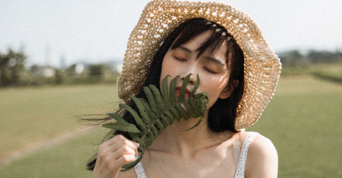 Làn da tự nhiên dưới ánh nắng mùa Hè, dấu hiệu da nhạy cảm cần phục hồi