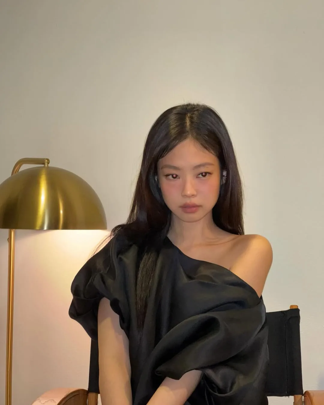 Jennie với lông mày có đỉnh mày rõ ràng hơi hướng lên