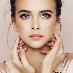 cô gái đưa tay chạm mặt làn da ẩm mịn