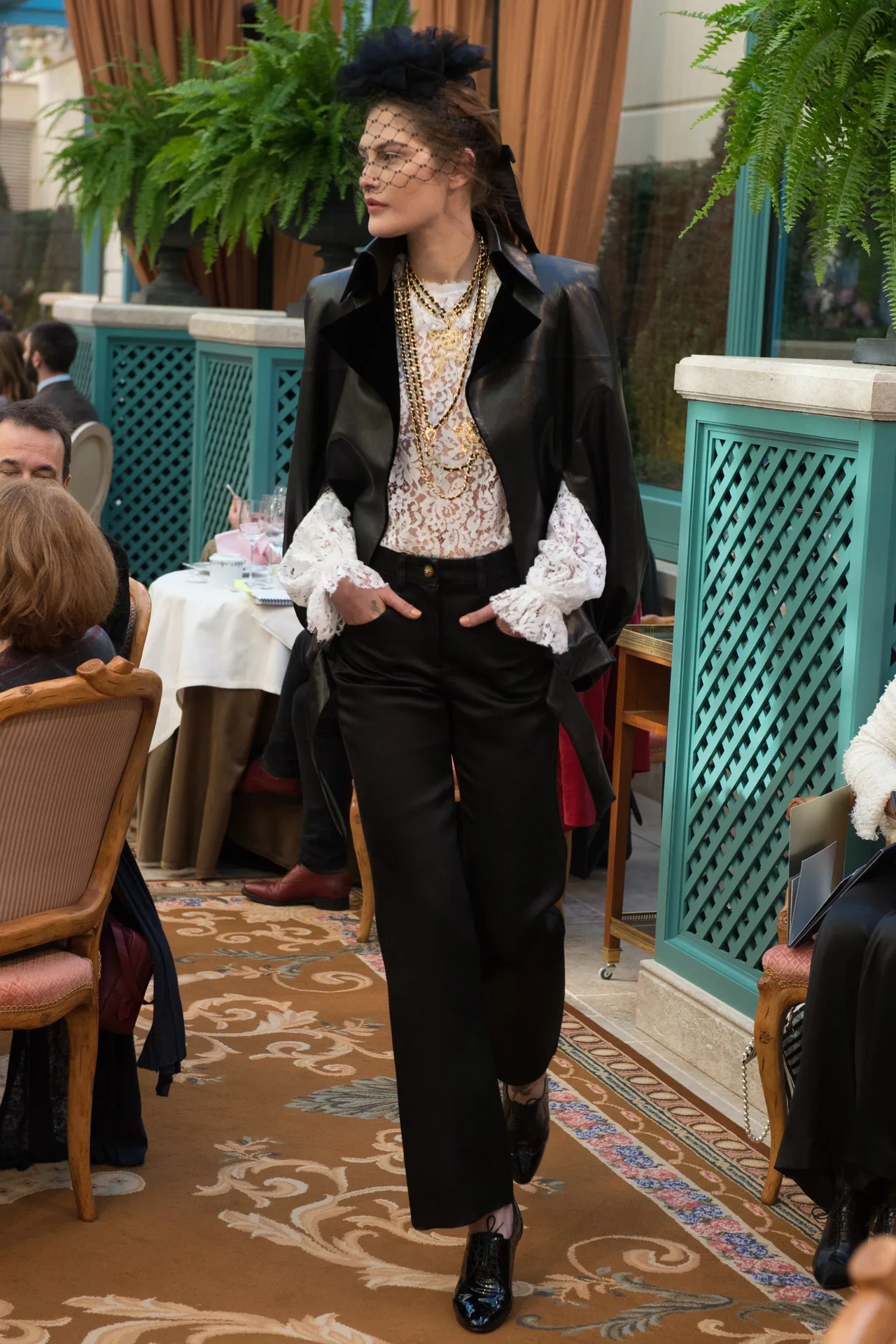 bst thoi trang chanel prefall 2017