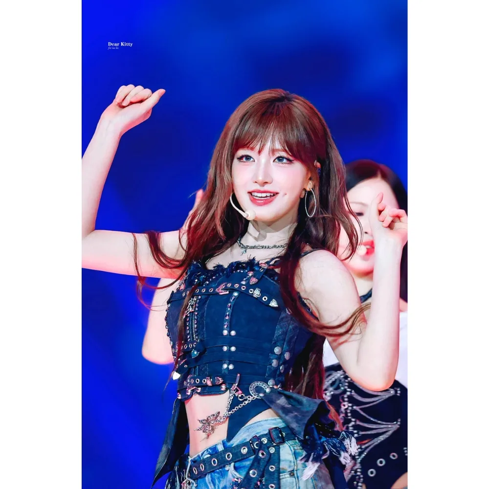 Liz (IVE) thực hiện vũ đạo trên sân khấu.