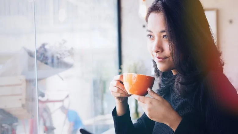 Khi cơ thể hấp thụ caffein, chúng sẽ khiến cho não bạn ghi nhớ mọi thứ nhanh và lâu hơn. Ít nhất là 24 tiếng sau khi bạn thưởng thức ly cafe của mình.